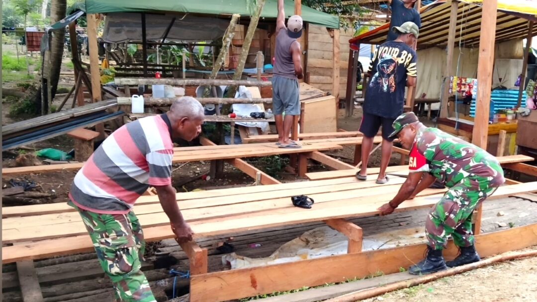 TNI Peduli, Babinsa Supiori Bantu Pembangunan Warung Kopi Warga