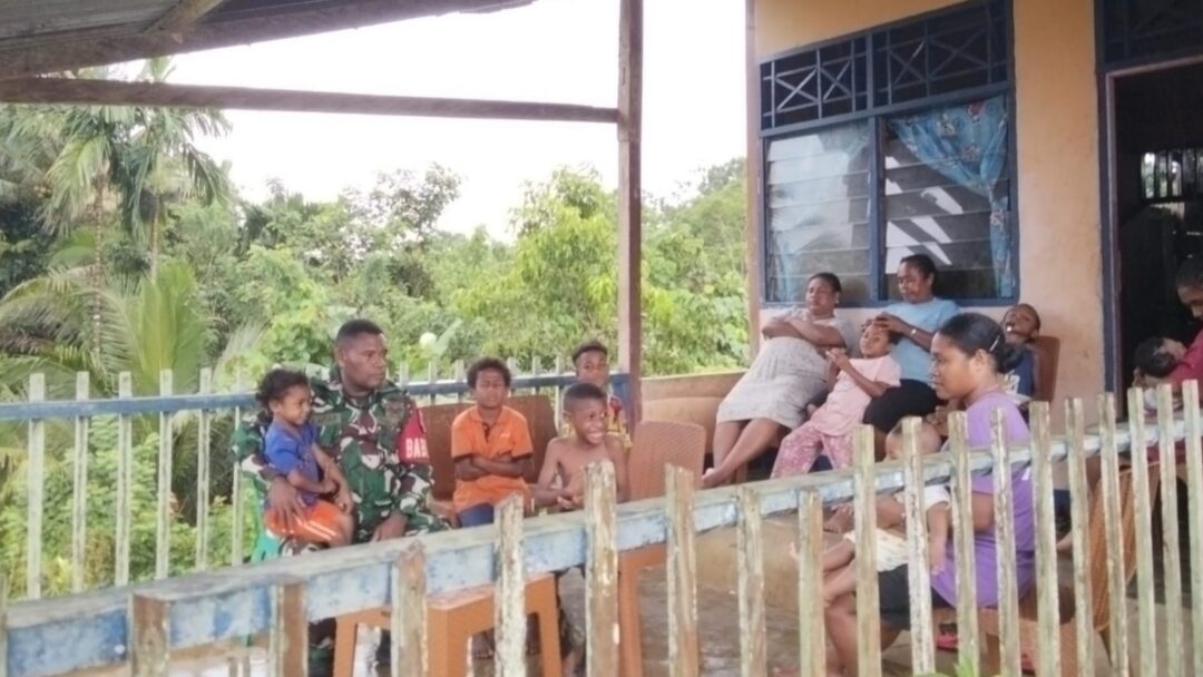 Babinsa Biak Utara Jalin Komsos dengan Warga Rasakan Suasana Paskah Penuh Sukacita