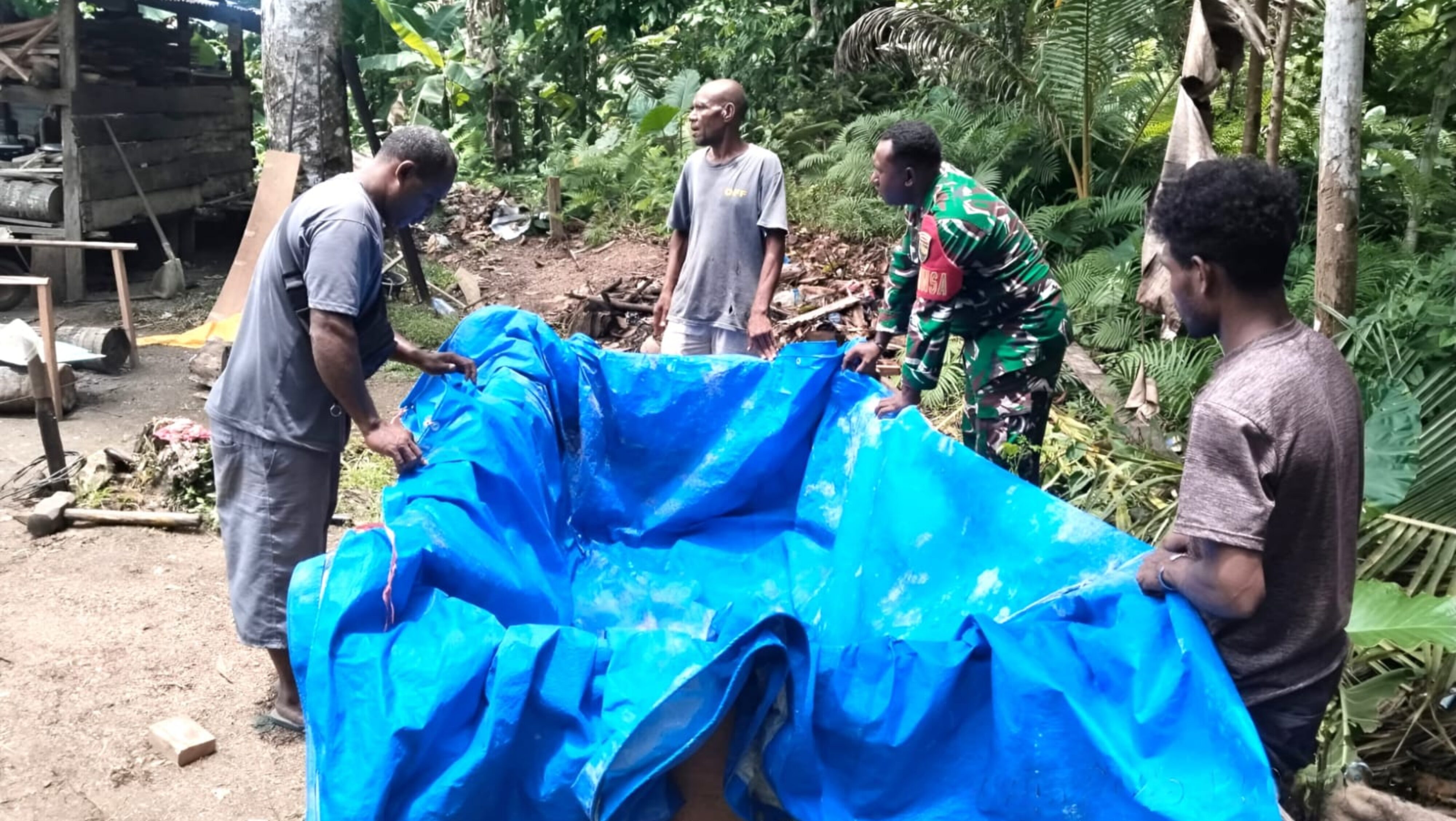 Dukung Aktivitas Warga, Babinsa Bantu Buat Bak Penampungan Hasil Remasan Sagu