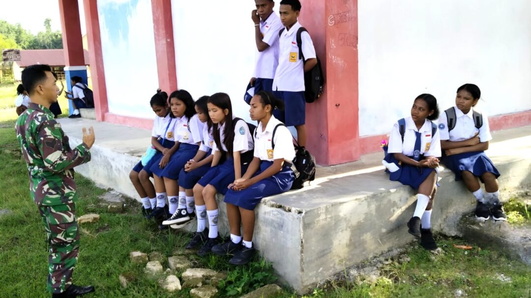 Manfaatkan Waktu Istirahat, Babinsa Tanamkan Nilai Empati dan Disiplin kepada Siswa SMP