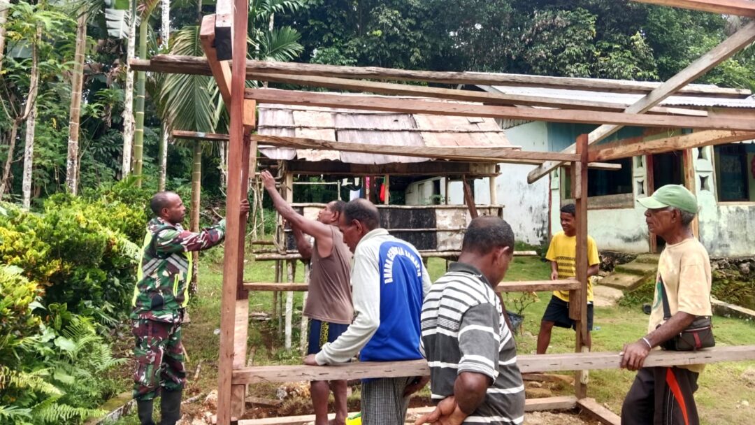 Dorong Kesejahteraan Warga, Babinsa Numfor Bantu Pembangunan Pondok Jualan