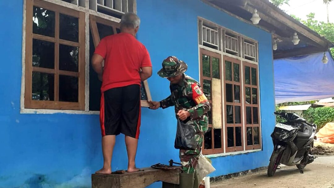 Tunjukkan Kepedulian, Babinsa Bantu Warga Pasang Jendela Rumah