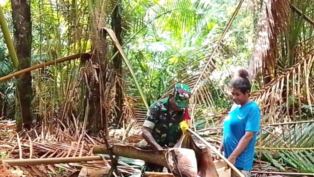 Babinsa Supiori Selatan ke Dusun Sagu Bantu Warga Olah Sagu