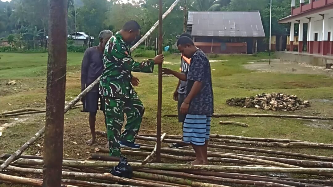 Dukung Pembangunan Gereja, Babinsa dan Warga Gotong-Royong Buat Pondok Bazar