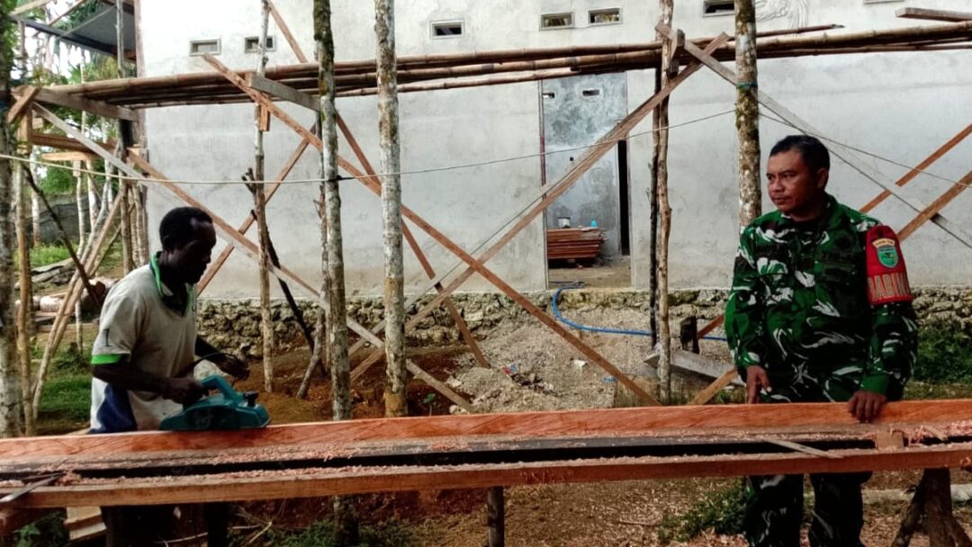 Babinsa Biak Timur Bantu Warga Skap Kayu untuk Bangun Rumah