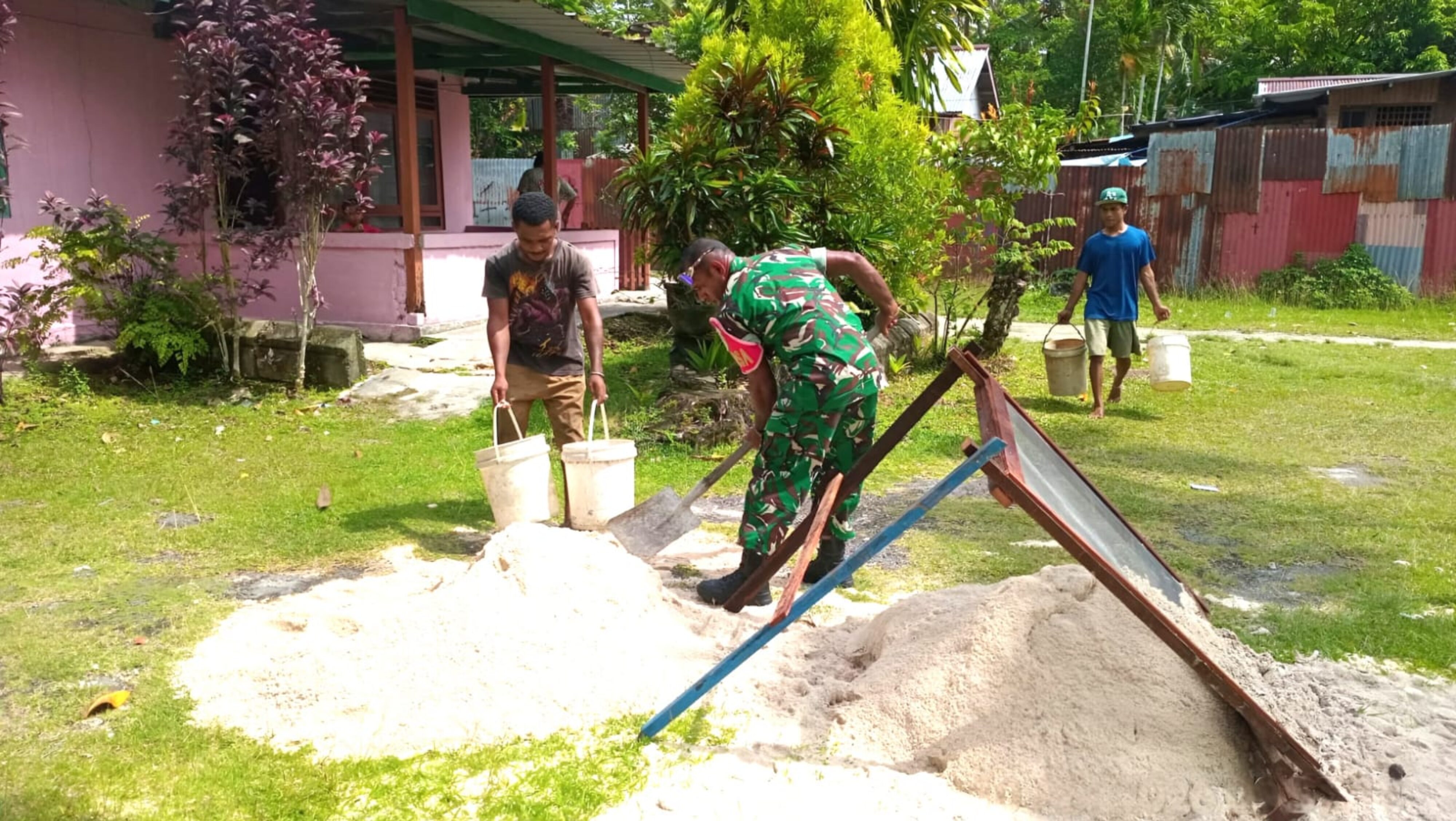 Hadir di Tengah Warga, Babinsa Bantu Mengaduk Campuran Semen untuk Plester Rumah