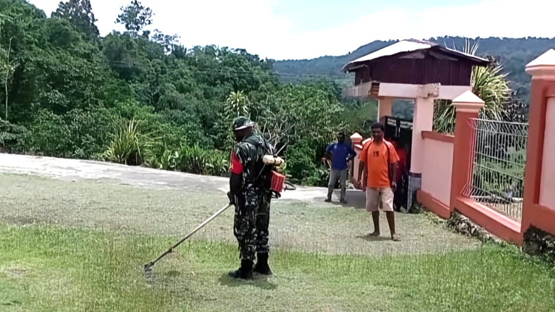 Peduli Kenyamanan Ibadah, Babinsa Bantu Bersihkan Halaman Gereja