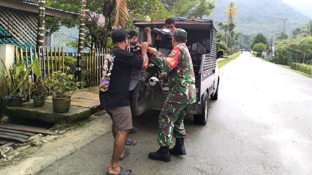 Sigap dan Peduli, Babinsa Bantu Warga Angkat Motor untuk Dibawa ke Bengkel