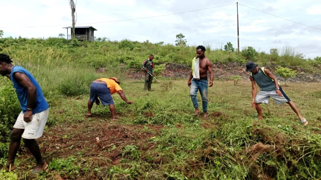 Ciptakan Lingkungan Bersih, Babinsa Bantu Bersihkan Halaman Gereja