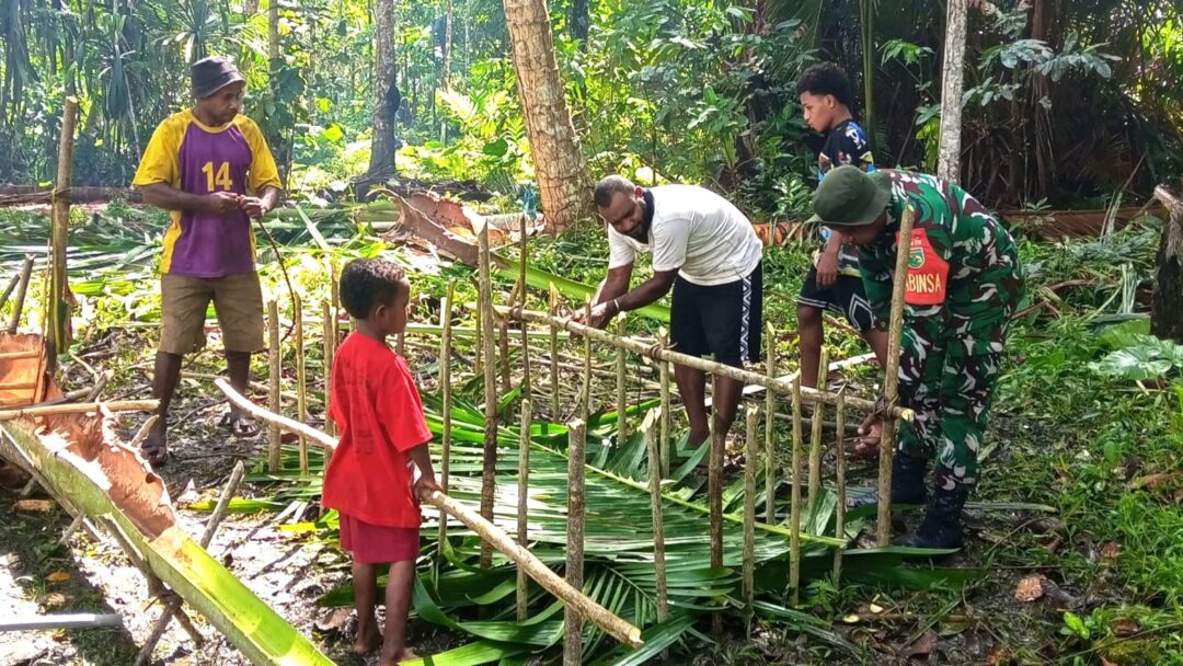 Babinsa Warsa Bantu Warga Buat Tempat Menokok Sagu