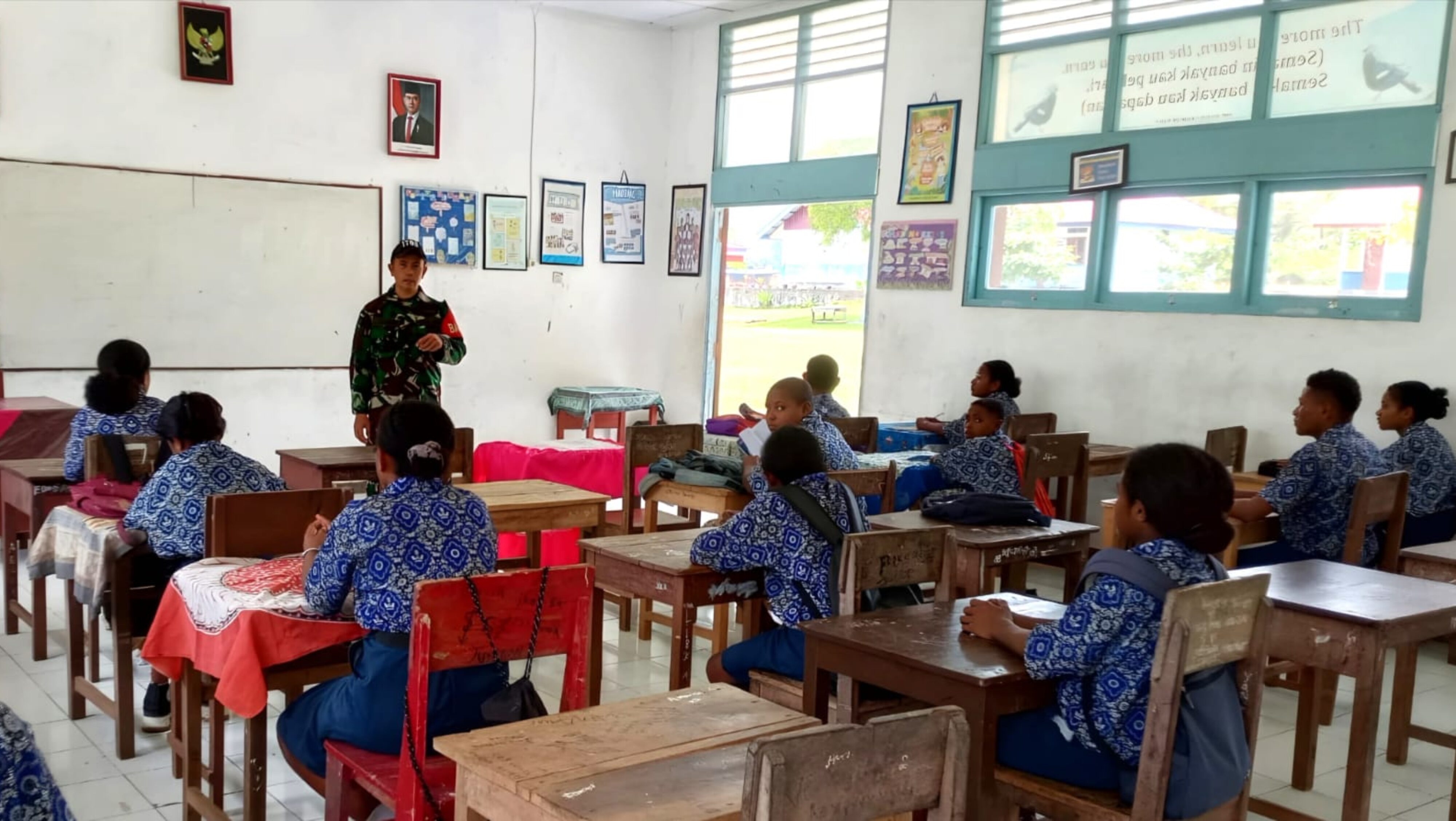 Perkuat Karakter Generasi Muda, Babinsa Berikan Wasbang di SMPN 1 Kameri