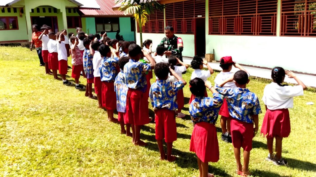 Tanamkan Disiplin Sejak Dini, Babinsa Biak Timur Latih PBB Murid SD Inpres Adibay