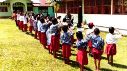 Tanamkan Disiplin Sejak Dini, Babinsa Biak Timur Latih PBB Murid SD Inpres Adibay