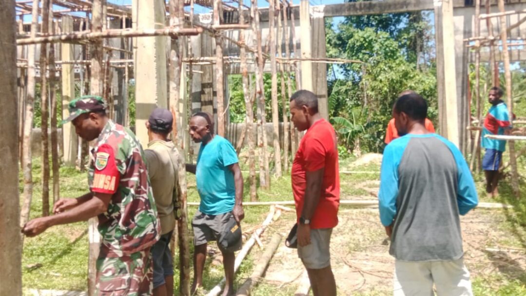 Babinsa Numfor Karya Bakti Bersama Warga Bangun Balai Kampung di Bruyadori