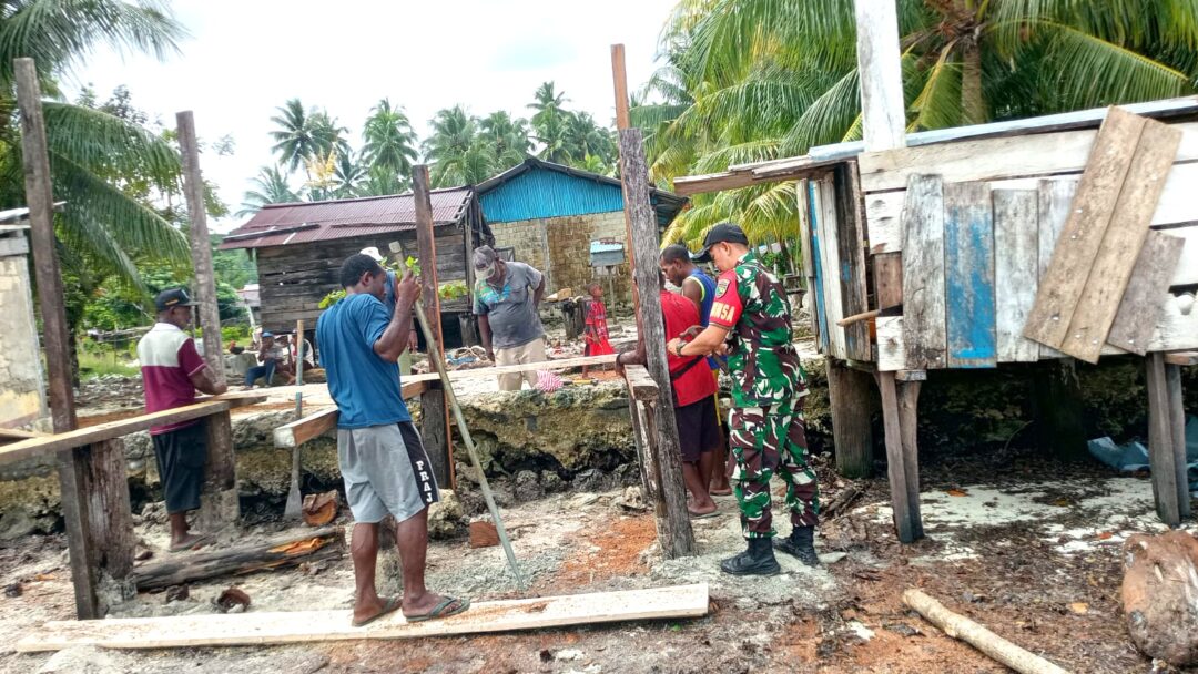 Babinsa Numfor Barat Pererat Silaturahmi Lewat Komsos Bersama Warga