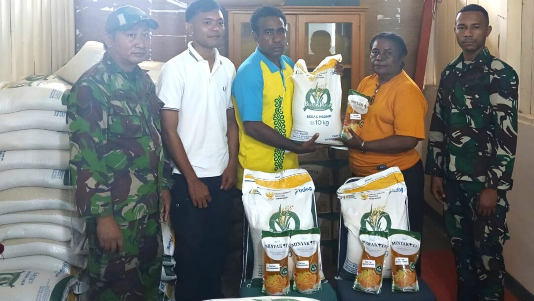 Pastikan Tepat Sasaran, Babinsa Dampingi Penyaluran Bantuan Beras di Kampung Mapia