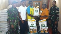 Pastikan Tepat Sasaran, Babinsa Dampingi Penyaluran Bantuan Beras di Kampung Mapia