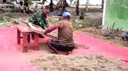 Aksi Nyata Babinsa Supiori Bantu Petani Bersihkan Padi dari Jerami