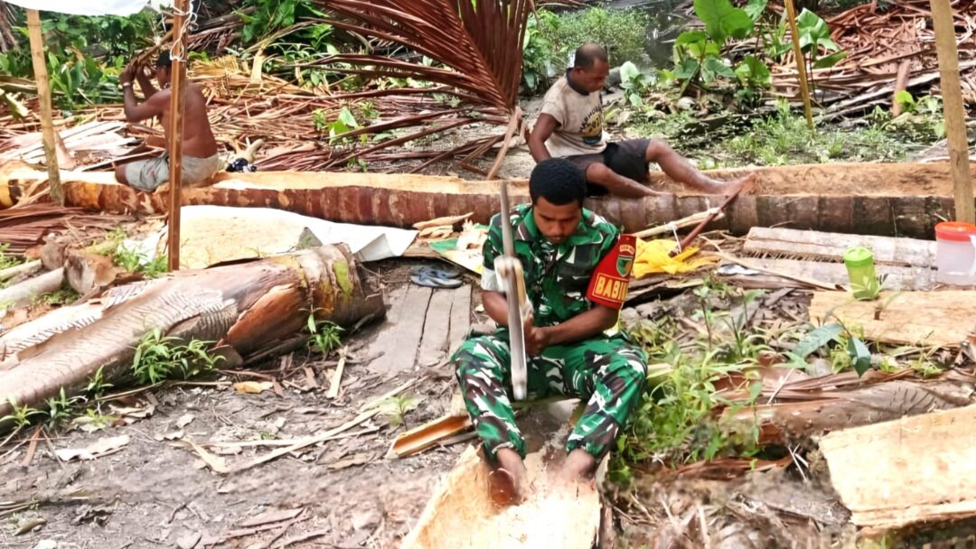Wujud Kepedulian, Babinsa Ikut Kerja Bersama Warga Olah Sagu