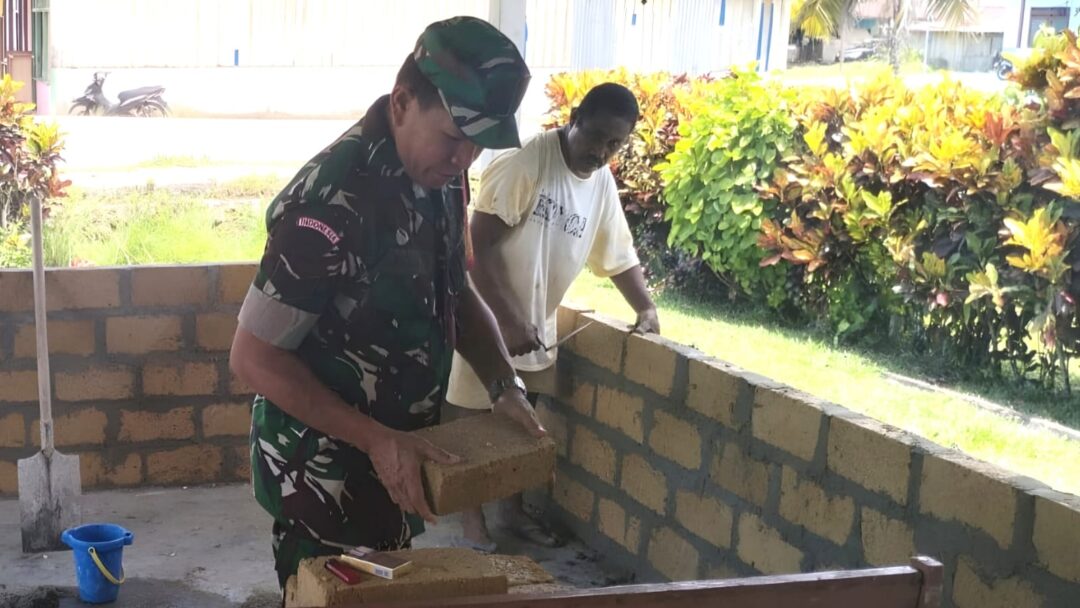 Selalu Ada Bersama Rakyat, Babinsa Supiori Selatan Bantu Warga Pasang Batu Tela