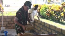 Selalu Ada Bersama Rakyat, Babinsa Supiori Selatan Bantu Warga Pasang Batu Tela
