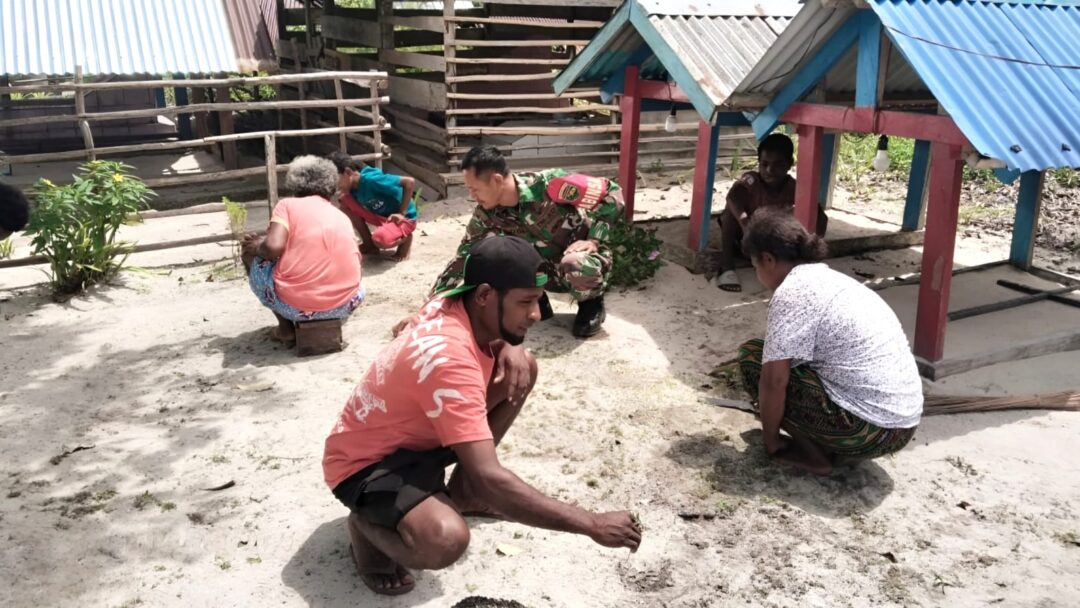 Kompak dan Peduli, Babinsa Bersama Warga Bersihkan TPU di Warsa