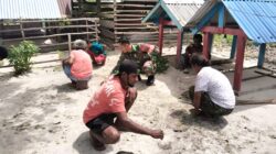 Kompak dan Peduli, Babinsa Bersama Warga Bersihkan TPU di Warsa