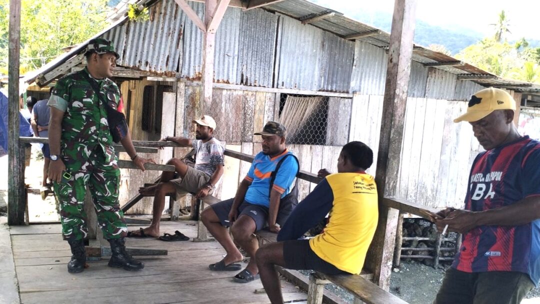 Babinsa Supiori Selatan Komsos Bersama Warga Kampung Biniki