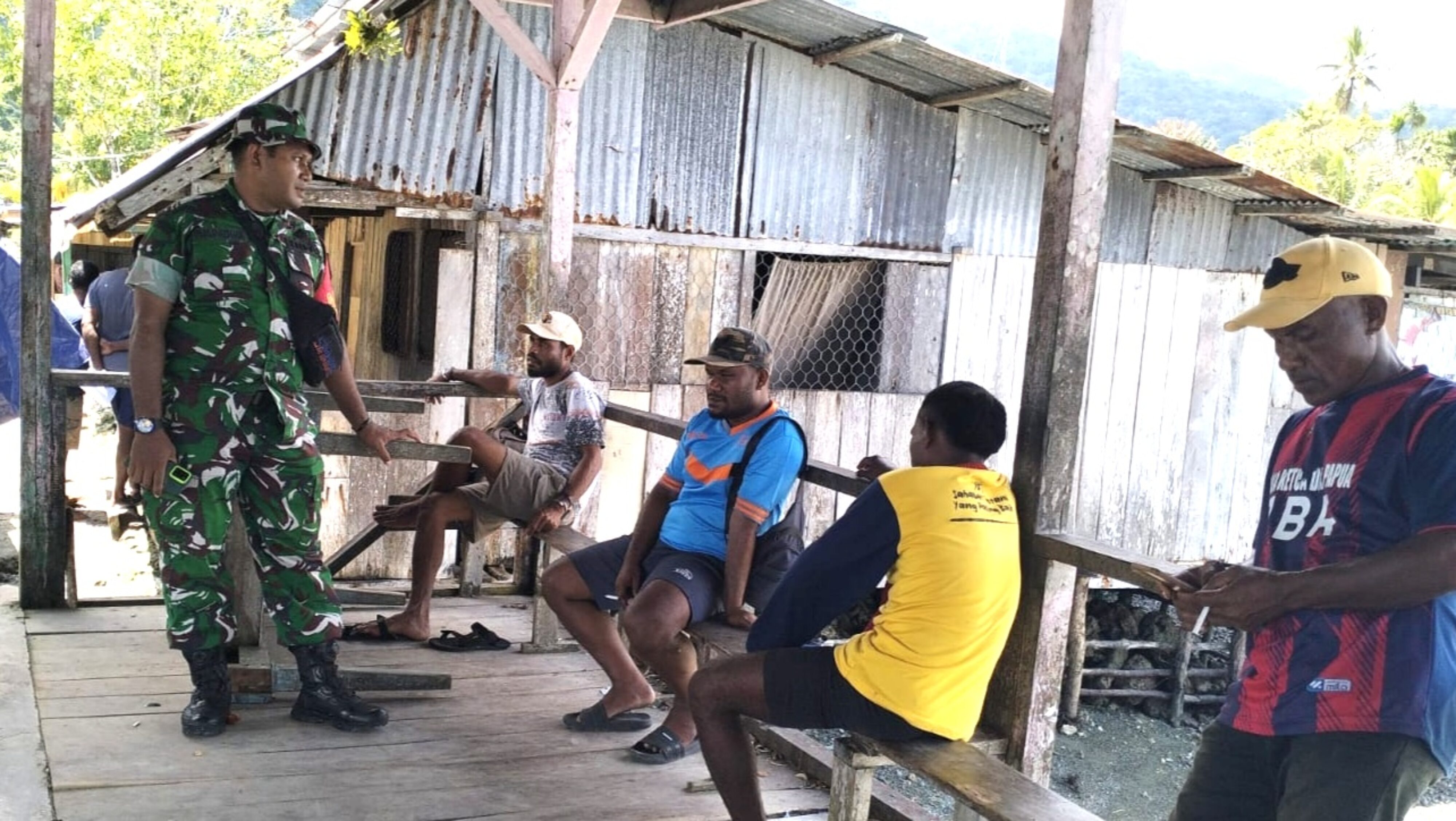 Babinsa Supiori Selatan Komsos Bersama Warga Kampung Biniki