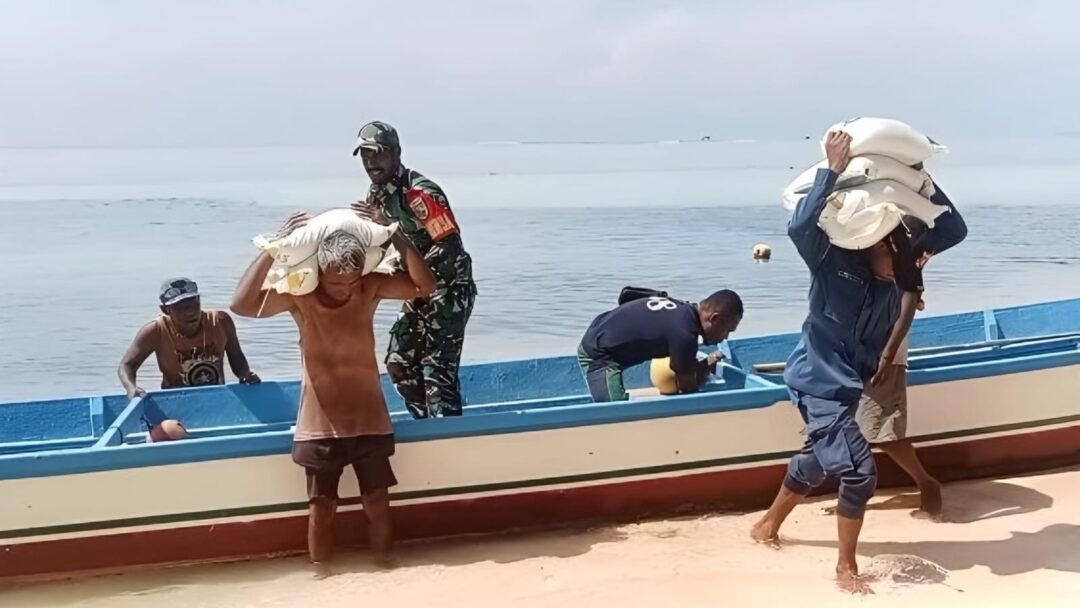 Semangat Kebersamaan, Babinsa dan Warga Angkut Beras Bantuan di Kepulauan Mapia