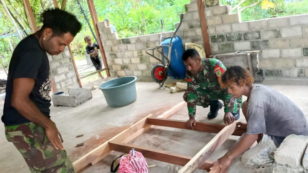 Selalu Ada Bersama Rakyat, Babinsa Ikut Bantu Warga Buat Kusen