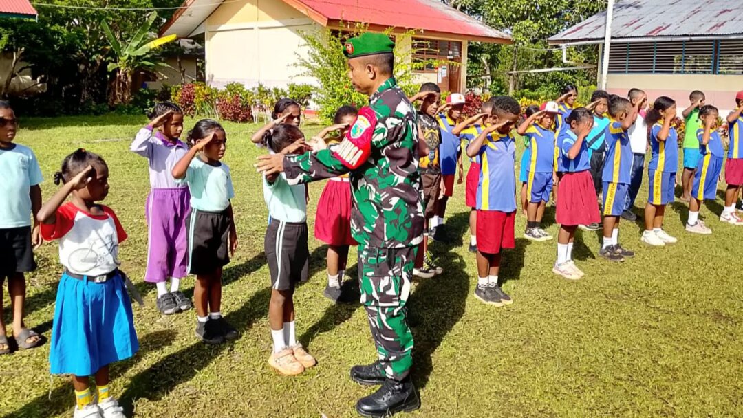 Babinsa Biak Timur Latih PBB dan Tanamkan Wasbang kepada Murid SD Inpres Kajasbo