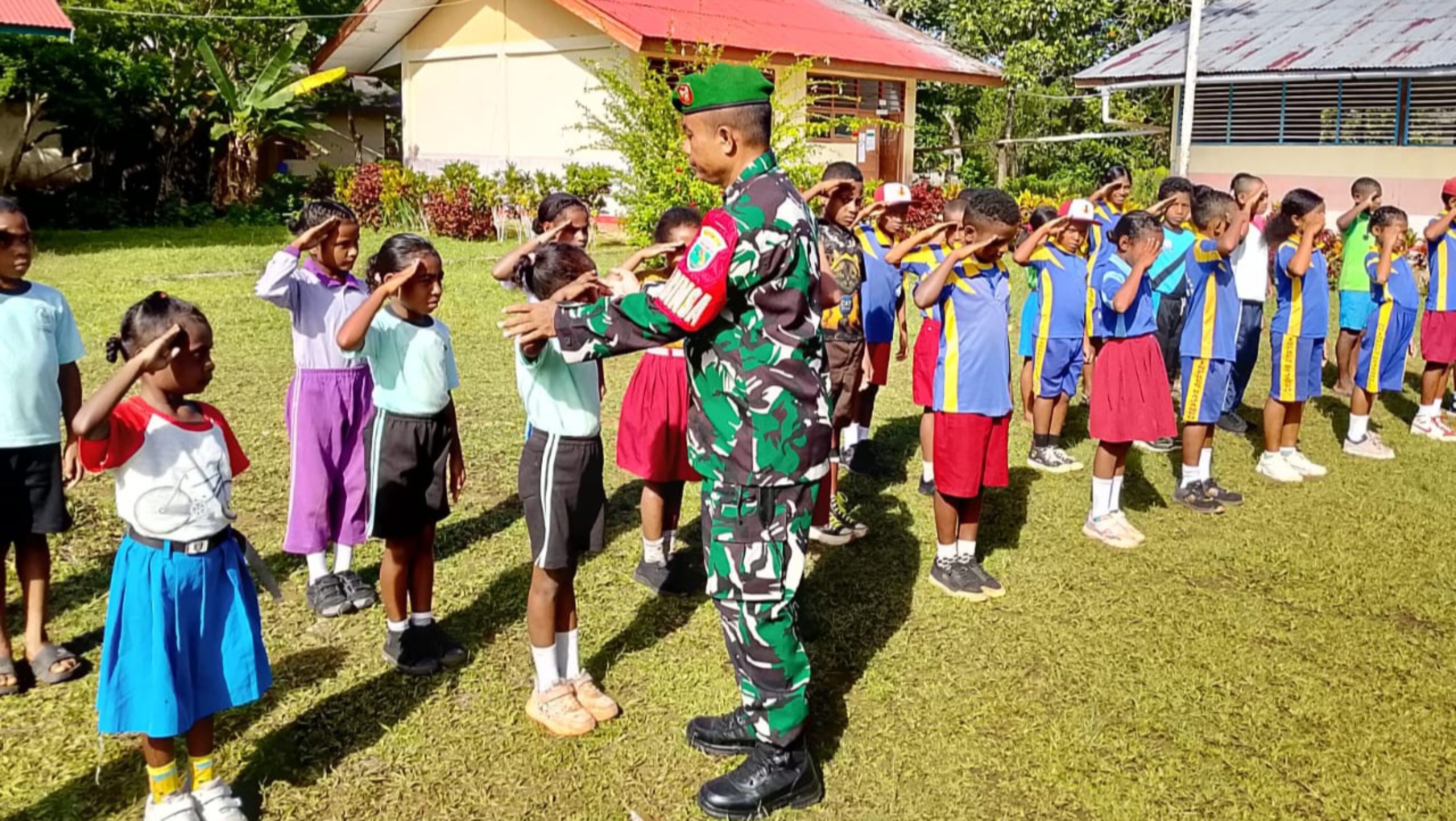 Babinsa Biak Timur Latih PBB dan Tanamkan Wasbang kepada Murid SD Inpres Kajasbo