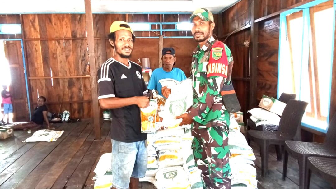 Ringankan Beban Warga, Babinsa Dampingi Penyaluran Beras dan Minyak Goreng