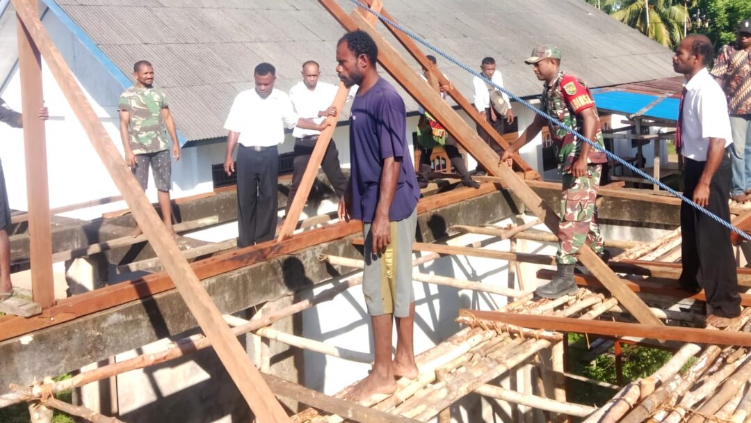 Semangat Gotong-Royong, Babinsa Bantu Warga Bangun Gedung Serbaguna GKI Panel Dafi