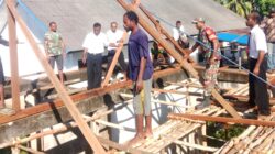 Semangat Gotong-Royong, Babinsa Bantu Warga Bangun Gedung Serbaguna GKI Panel Dafi