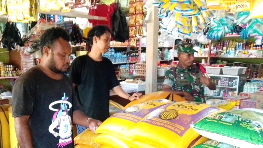 Babinsa Supiori Selatan Turun Langsung Pantau Harga Sembako