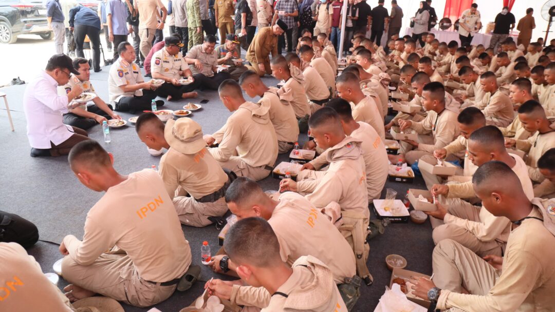 Hangat dan Sederhana, Momen Makan Siang Mendagri Bersama Praja IPDN di Tengah Tugas Kemanusiaan
