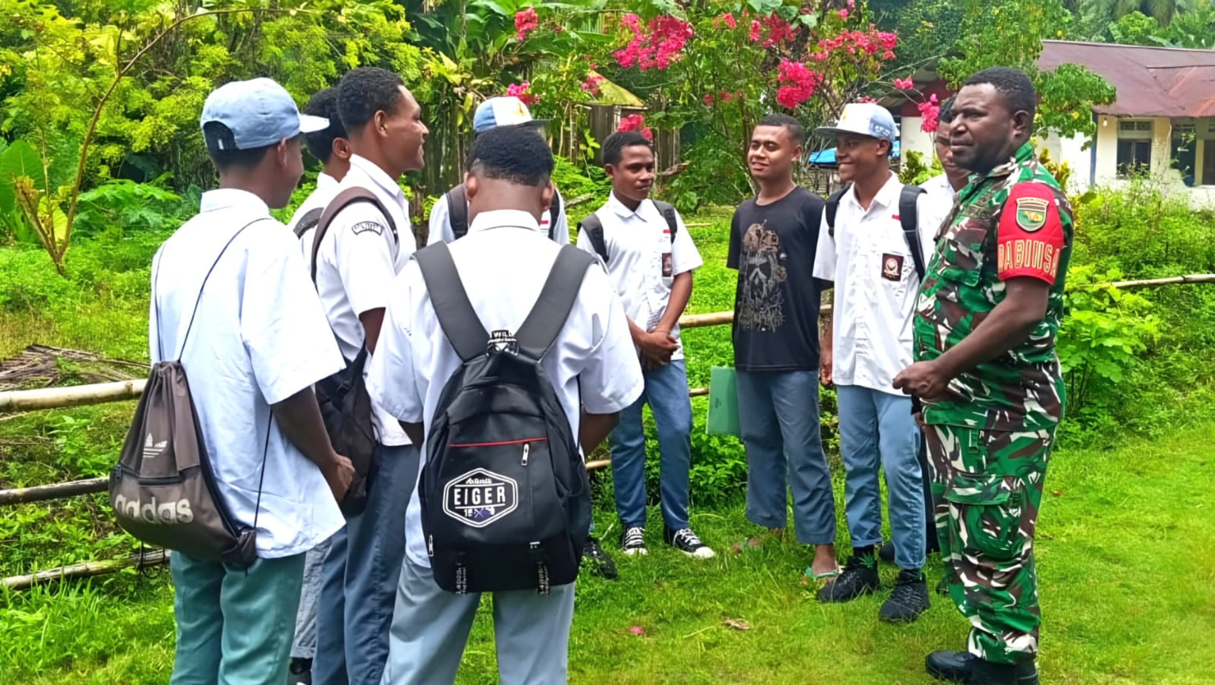 Babinsa Ajak Pelajar Bangun Karakter Positif dan Hormati Guru serta Orang Tua