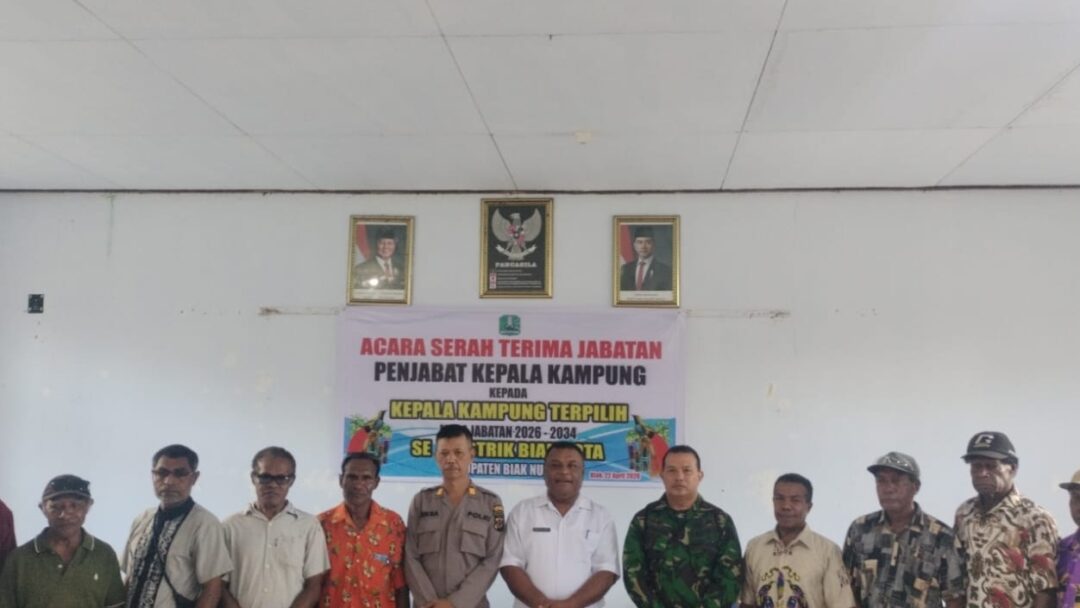Babinsa Biak Kota Hadiri Sertijab Kepala Kampung