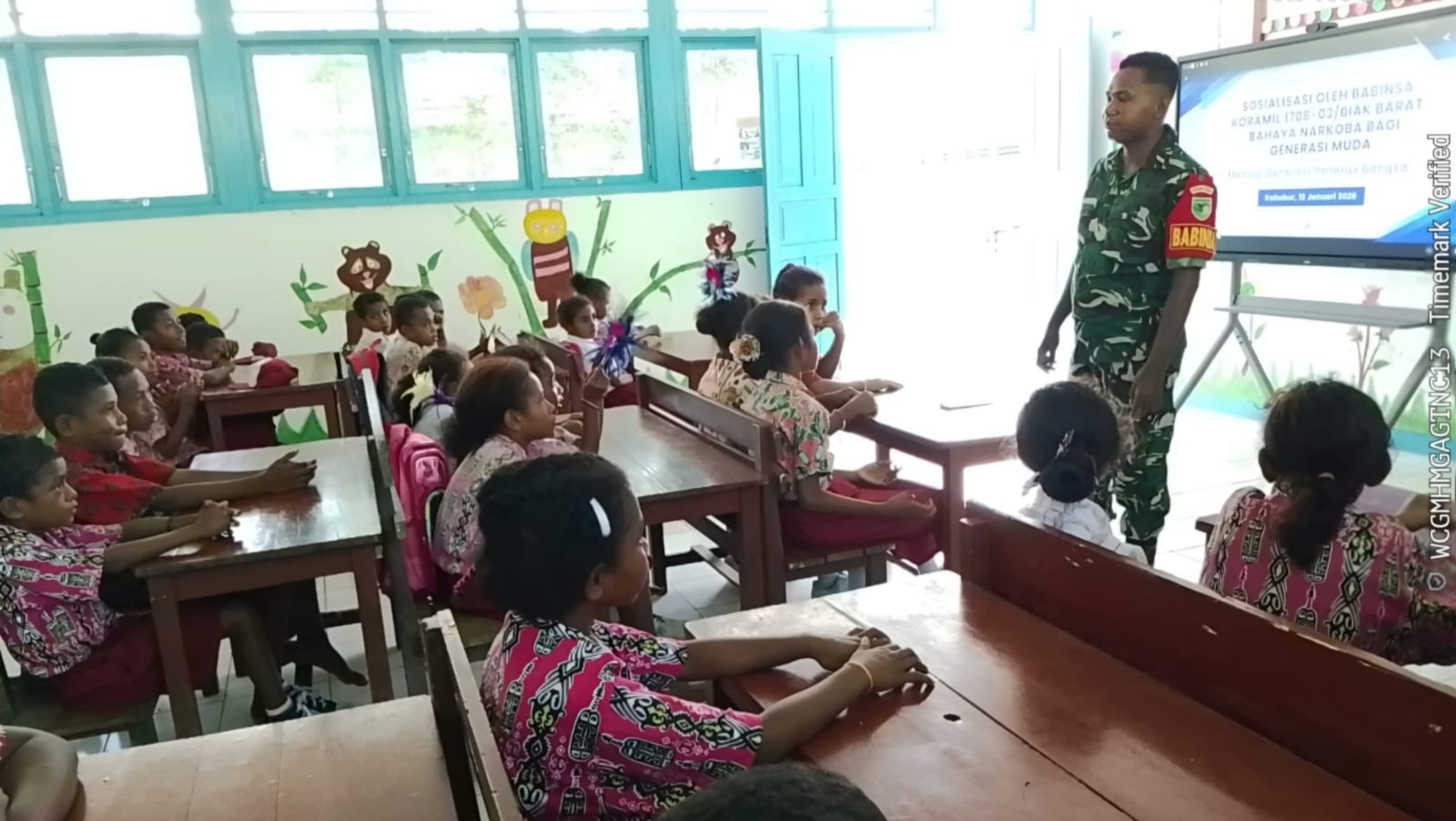 Edukasi Sejak Dini, Babinsa Ingatkan Murid SD Bahaya Miras dan Narkoba