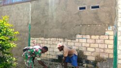 Babinsa Biak Timur Bantu Plester Dinding Rumah Warga di Insumarires
