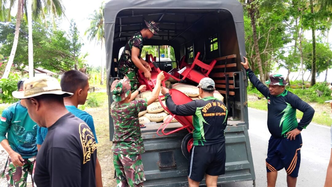Percepat Pembangunan Rumah, Satgas TMMD Ke-128 Pasok Material Semen di Kampung Sansundi