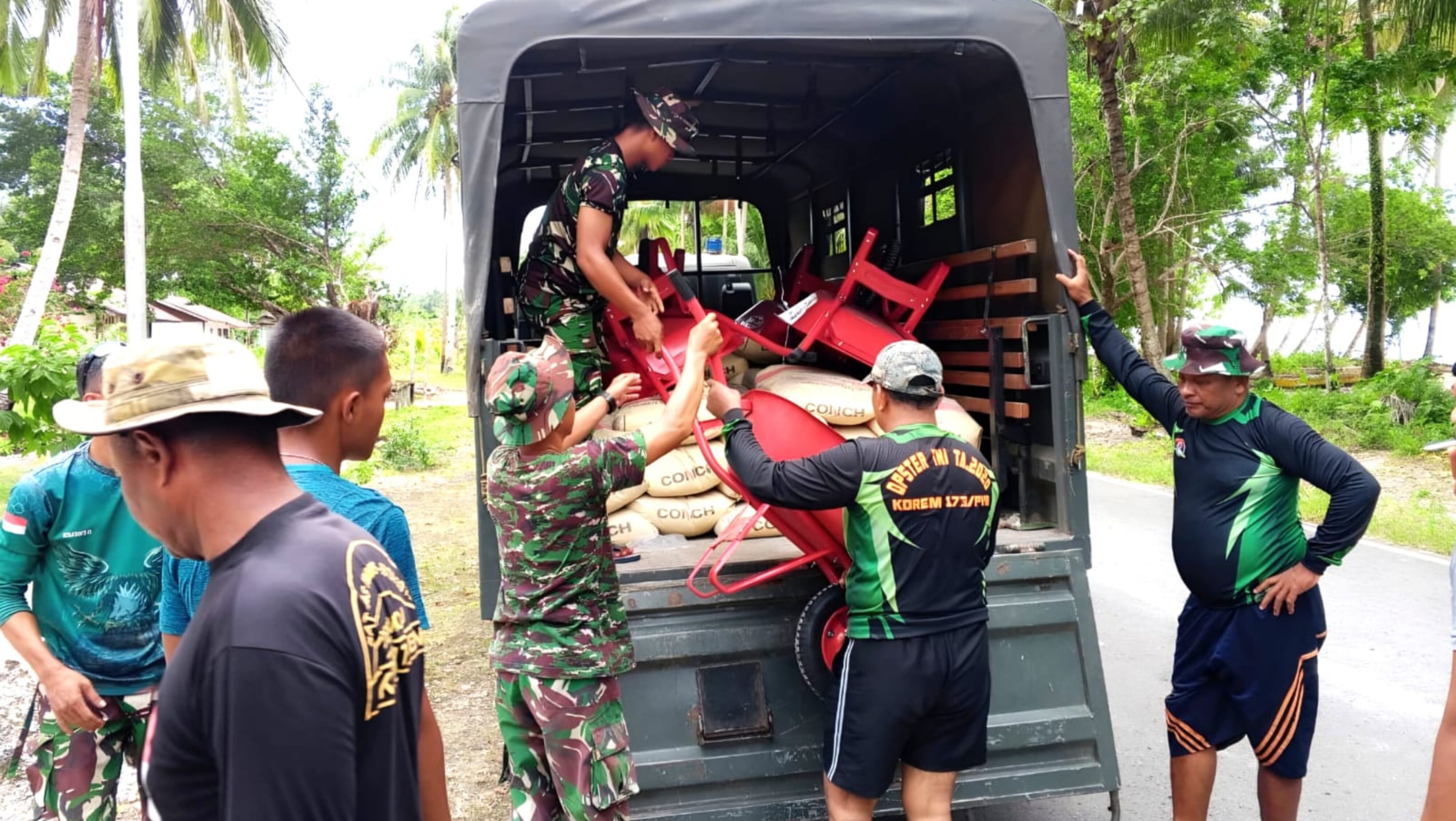 Percepat Pembangunan Rumah, Satgas TMMD Ke-128 Pasok Material Semen di Kampung Sansundi