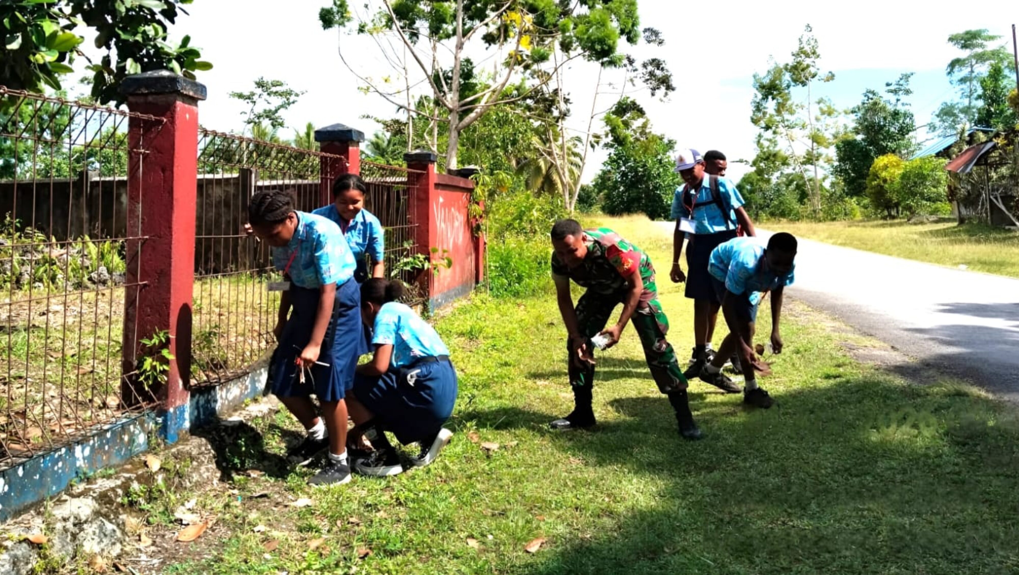Tanamkan Budaya Hidup Bersih, Babinsa Biak Timur Ajak Siswa Bersihkan Lingkungan Sekolah