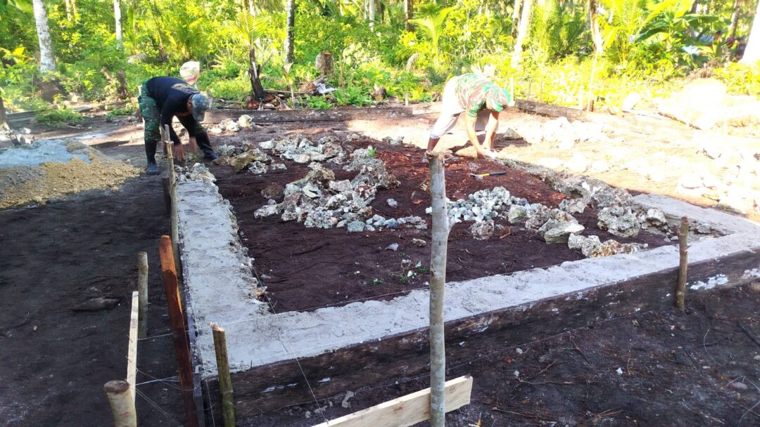 Satgas TMMD 128 Kodim 1708/BN Bangun Pondasi Rumah Warga di Sansundi