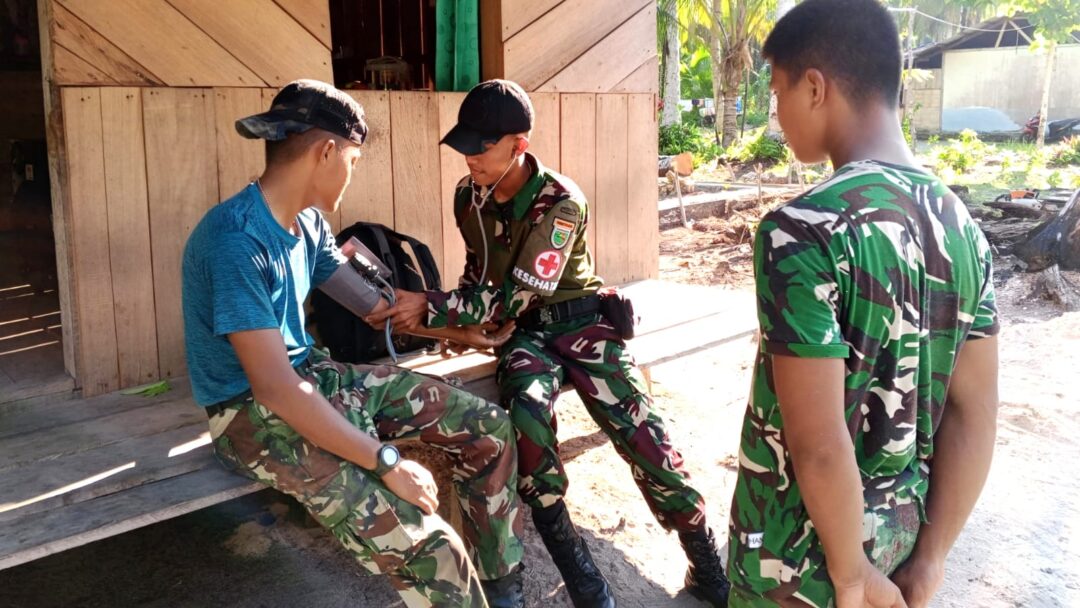 Jaga Stamina di Tengah Tugas, Satgas TMMD Rutin Cek Kesehatan Personel