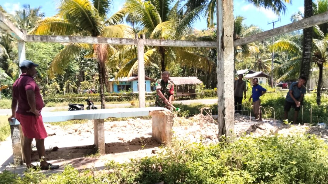 Babinsa Warsa Bantu Renovasi Pasar Warga di Kampung Karuiberik