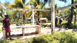 Babinsa Warsa Bantu Renovasi Pasar Warga di Kampung Karuiberik