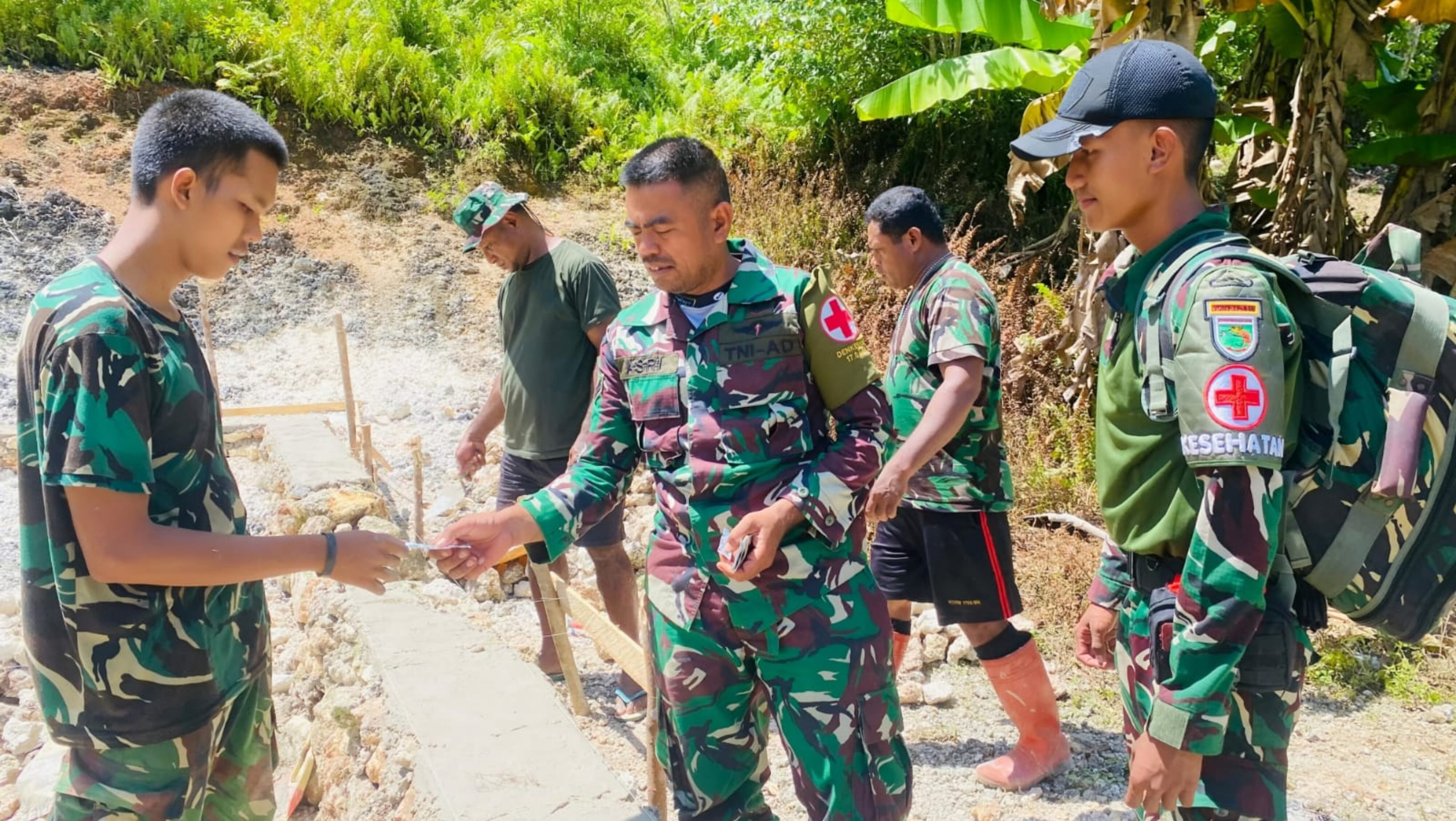 Jaga Stamina di Lapangan, Satgas TMMD 128 Terima Dukungan Vitamin